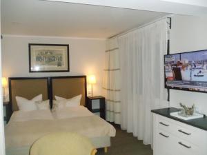 sypialnia z 2 łóżkami i telewizorem z płaskim ekranem w obiekcie Apartment am Roten Stein w mieście Erfurt