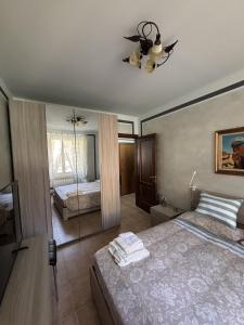 a bedroom with a bed and a mirror at Da Li Al Mar in Savona