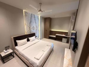 a bedroom with a bed and a television in it at Hotel The Unify in Jāmb