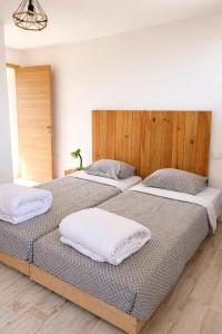 two beds sitting next to each other in a bedroom at Maison classée à 100m de l'océan in Mimizan-Plage