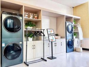 a laundry room with two washing machines in it at 黑河易达酒店 in Heihe
