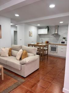 a living room with a couch and a kitchen at LOFT Céntrico MALIAÑO - DUA ROOMS in Camargo