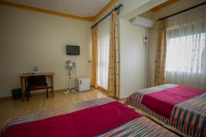 Un pat sau paturi într-o cameră la Askay Hotel Suites