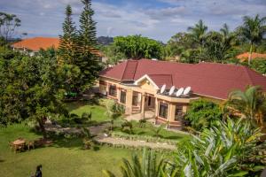 een luchtzicht op een huis met een rood dak bij Askay Hotel Suites in Entebbe