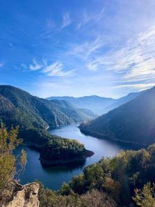 a view of a river in a valley at Can Cospito in Osor