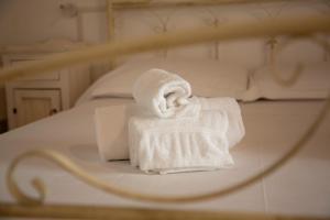 a pile of towels sitting on a bed at Suite San Gaetano in Conversano