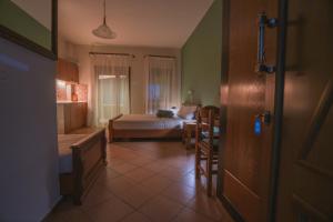 a room with a bedroom with a bed and a table at Thermora Hotel in Orma