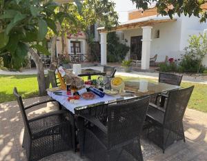 a table with food on it in a yard at Finca Can Pepis in Santa Agnès de Corona