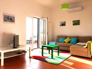 福斯·杜·阿勒奧的住宿－Casa Encosta da Lagoa，客厅配有沙发和桌子