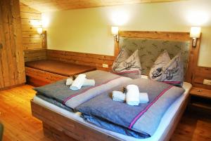 Postel nebo postele na pokoji v ubytování Ferienwohnung Oberbachhof