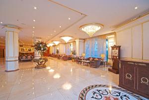 un vestíbulo de un hotel con mesas y sillas en Royal Casablanca, en Yeda