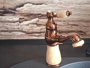 a bronze statue of a person drinking from a bottle at ruhiger als im Hotel keine andere Gäste 3 Betten 2 Schlafzimmer in Merkendorf