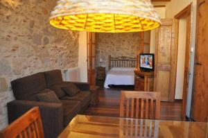 uma sala de estar com um sofá e um grande lustre em Casa Cundaro em Girona