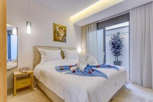 Postel nebo postele na pokoji v ubytování Angels Suites + 37 fotografií