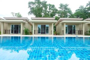 Bazén v ubytování The Oasis Khaolak Resort - SHA Plus nebo v jeho okolí
