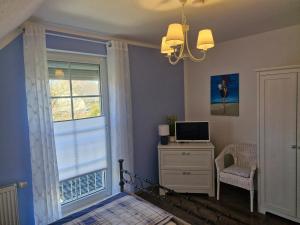 a room with a window and a desk with a computer at Lilly & Fine in Zingst