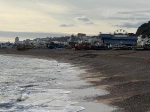 ein Strand mit einer Gruppe von Fußabdrücken im Sand in der Unterkunft Sullys in Hastings