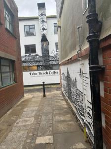 ein Wandgemälde an der Seite eines Gebäudes in der Unterkunft Sullys in Hastings + 6 Fotos