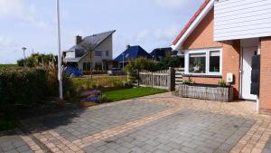 a brick driveway in front of a house at Nieuw Strand in Petten