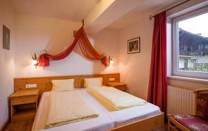 Posteľ alebo postele v izbe v ubytovaní Appartementhaus Chalet Alpina