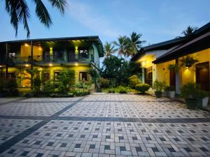 an empty courtyard in front of a building at The Paramount Lodge & Villas in Polonnaruwa