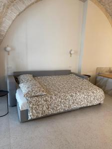 ein Schlafzimmer mit einem Bett in einem Zimmer in der Unterkunft Avril Suite in Noci