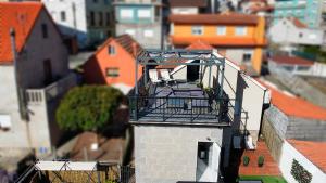 a building with a balcony on top of it at Mirador de Tambo - Campelo in Poio
