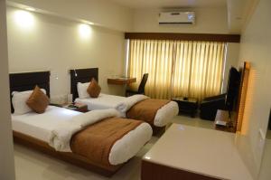 Postel nebo postele na pokoji v ubytování Hotel Yuvraj