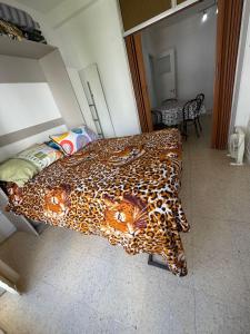 a bedroom with a leopard print bed in a room at Zona centro #N in Mar del Plata