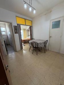 a dining room with a table and chairs in a room at Zona centro #N in Mar del Plata