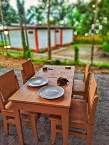 a wooden table with two plates on top of it at Rinjani Vibe Bungalows in Tetebatu