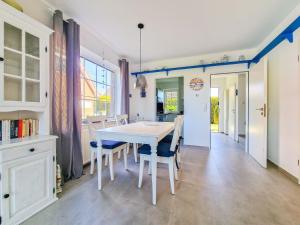 a kitchen and dining room with a table and chairs at Strandkrabbe in Greetsiel