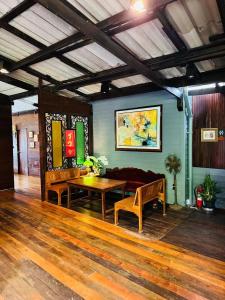 a living room with a couch and a table at Little Bangkoknoi in Ban Bang Si Thong