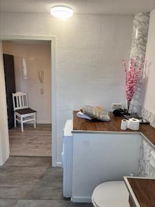 a kitchen with a counter and a chair in a room at gemütliche Ferienwohnung in Burgstaedt