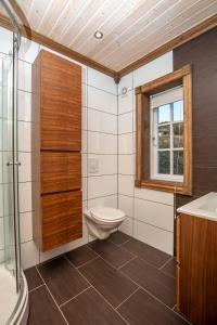 a bathroom with a toilet and a sink and a window at Rauland, Listaullii in Torvetjørn
