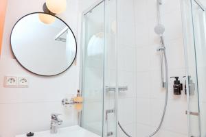 a bathroom with a shower and a mirror at 2 OG HbF Wuppertal DomusKushal in Wuppertal +7 photos