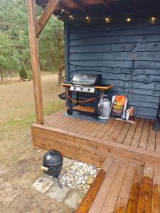 a grill sitting on top of a wooden deck at Merekalda Glämp in Moldova