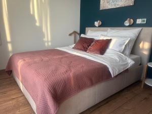 En eller flere senger på et rom på Apartament dębowy