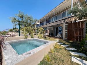 a swimming pool in front of a house at Hotel Amare in Palasë