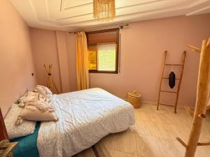 a bedroom with a bed and a window at Saidia appart in Saïdia