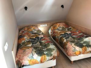 two beds in a small room with at By de barte in Beers