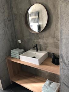 a bathroom with a white sink and a mirror at By de barte in Beers