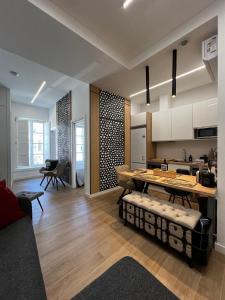 a living room with a table and a kitchen at San VICENTE in Vigo