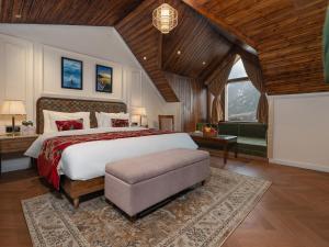 a bedroom with a large bed and a large window at The Harmukh Hills in Batakūt