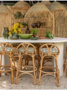 a table with two chairs and a table with plants at Casa Con Destino in Jalón