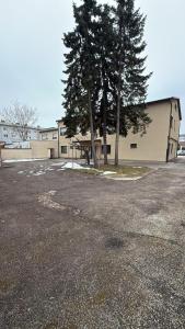a parking lot with a picnic table next to a building at Motel Haid in Linz