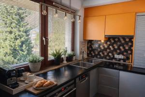 a kitchen with a sink and a counter with bread on it at Apartment Auszeit nahe Faaker See 24h Self Check-in in Latschach