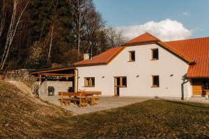 a white house with a picnic table in front of it at Ta Chalupa in Prostřední Bečva