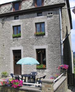 Comblain-au-PontにあるGite Du bacの建物前のテーブルと椅子