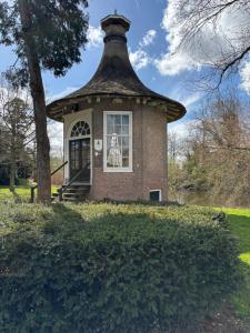 a small house with a straw roof at TuksandDutsMeppel in Meppel